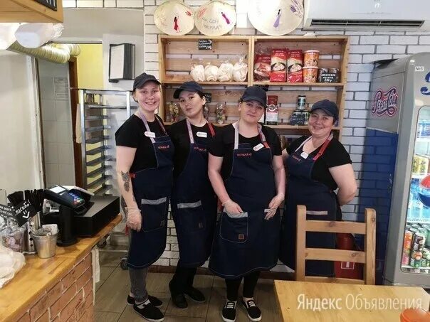 комплектация на складе. женщина на работе. комплектовщик на склад. вакансия администратор кассир. дедхо кафе.