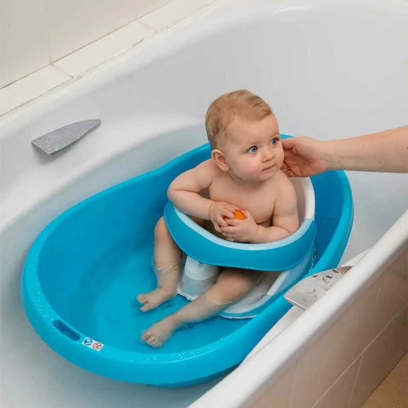 Ребенок в ванной комнате. Стульчик для купания малыша. Стульчик для купания в ванной детский. Сидушка для купания новорожденных. Ванна для купания ребенка.