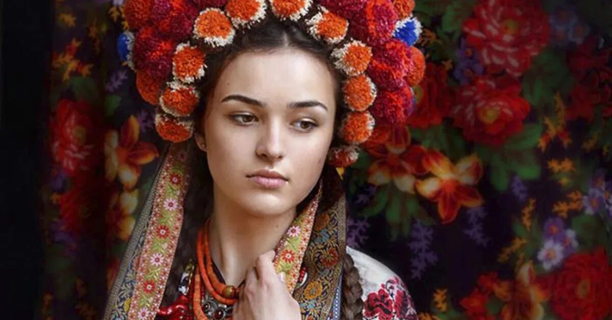 Черна украинская песня. Красивые украинские девушки. Украинский головной убор. Украинский венок на голову. Макияж в фольклорном стиле.