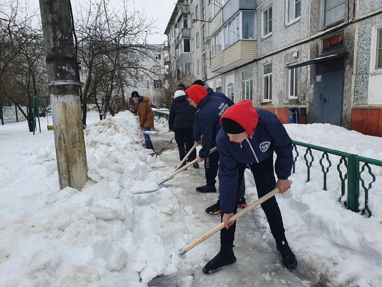 Субботник по уборке территории. Субботник по уборке снега. уборка снега субботник. коммунистический субботник по уборке снега. провели уборку территории.