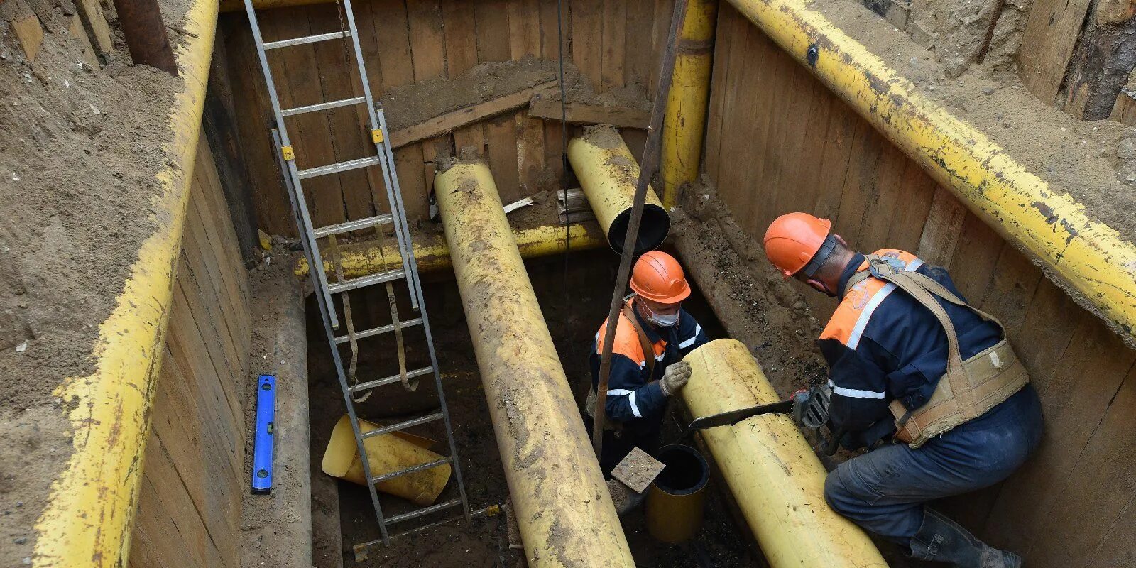 Закупорки газопровода. Газопровод мосгаз. строители газопровода. реконструкция газопровода. реконструкция газового трубопровода.