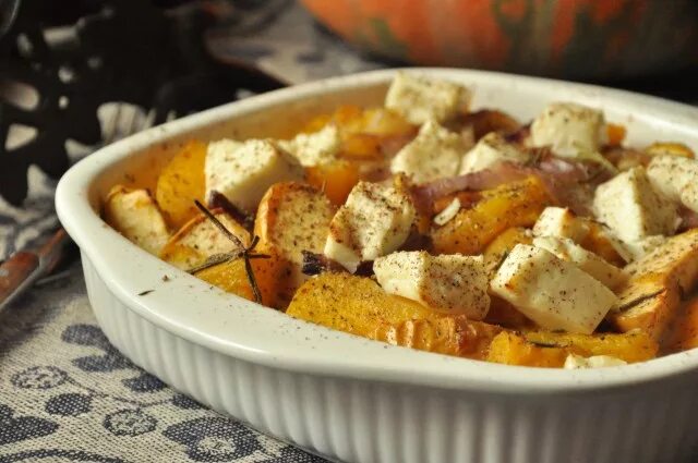 Тыква с фетой. Запеченная тыква с чесноком и фетой. Салат с тыквой и брынзой. Тыква запеченная с фетой. Тыква с фетой.