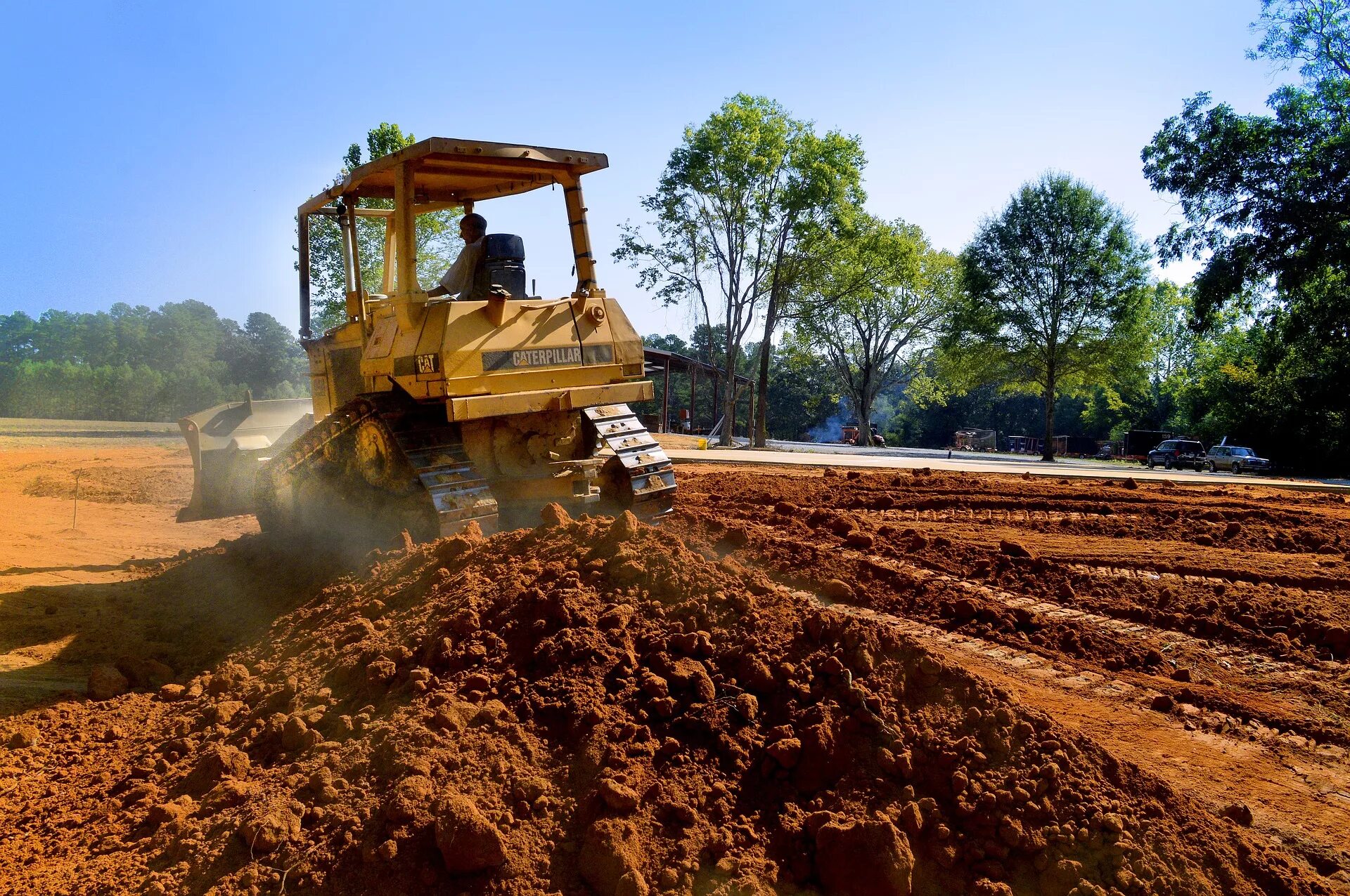 Clearing land. Бульдозер в сельском хозяйстве. Бульдозер земля. Бульдозер сгребает землю. Бульдозер копает.