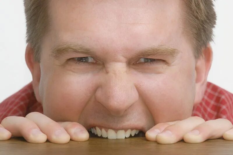 мужчина кричит. кричащая женщина. хью джекман злой. орущий человек. агрессивный человек.