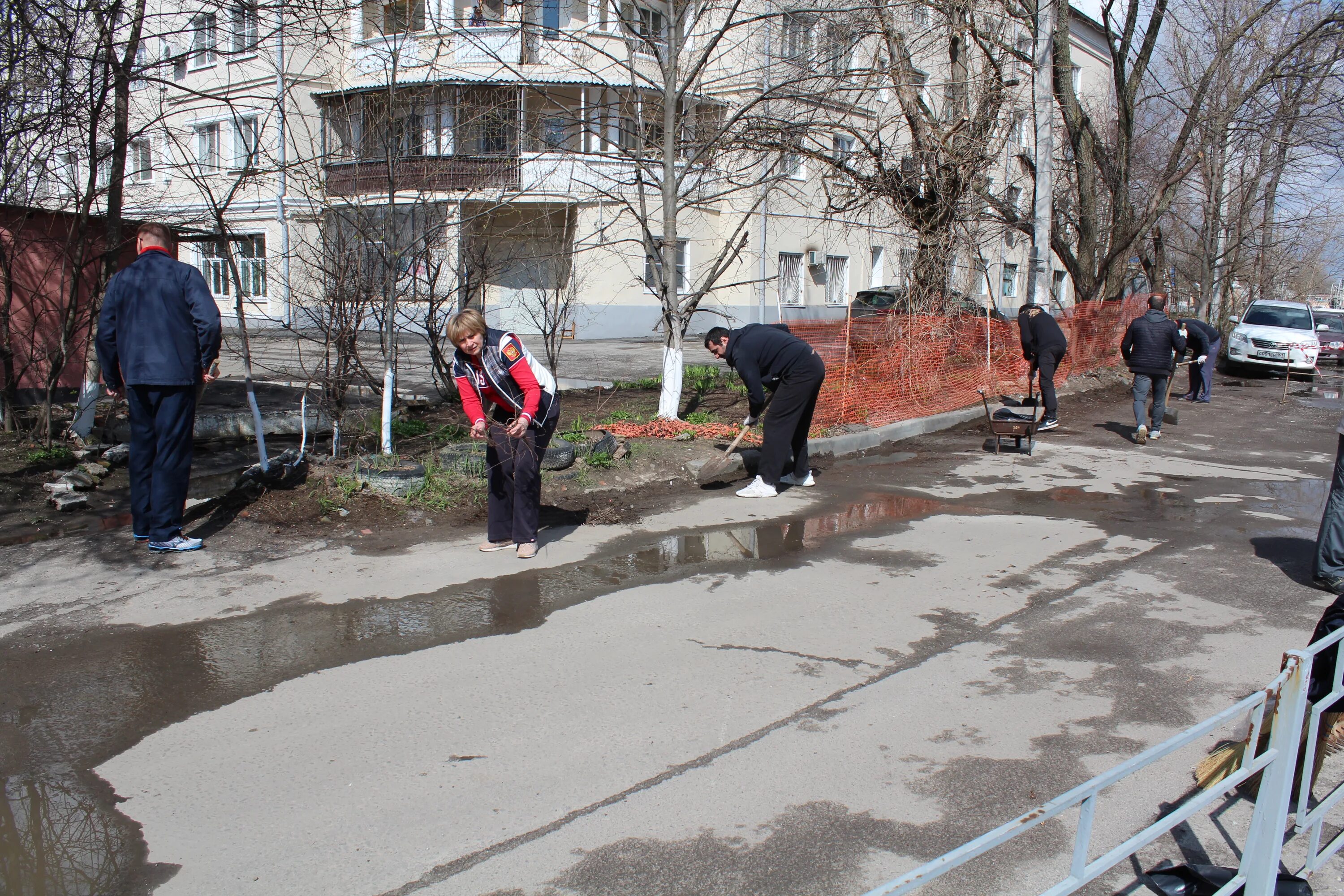 Посильный вклад в общее дело. МБУ благоустройство Кашира субботники 2021 год. Субботники в городе Зеленодольске школа 2. Субботник школа 2010 Москва. Субботник в Егорлыкской школе.