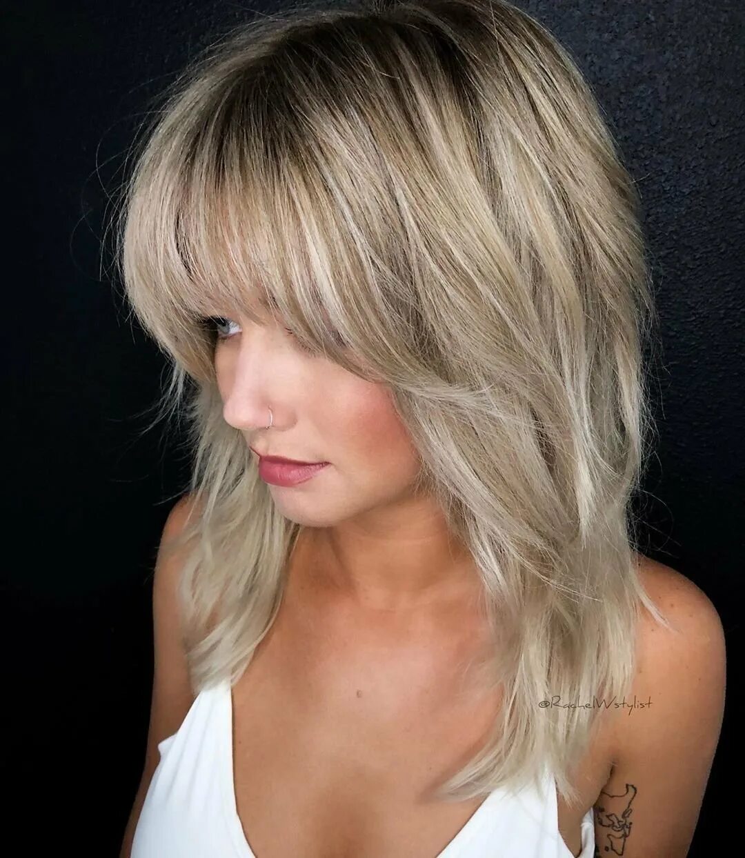 Удлинённый каскад 2020. Удлиненный каскад градуированный. Удлиненный каскад градуированный. Каскад лесенка. Каскадная стрижка волос.