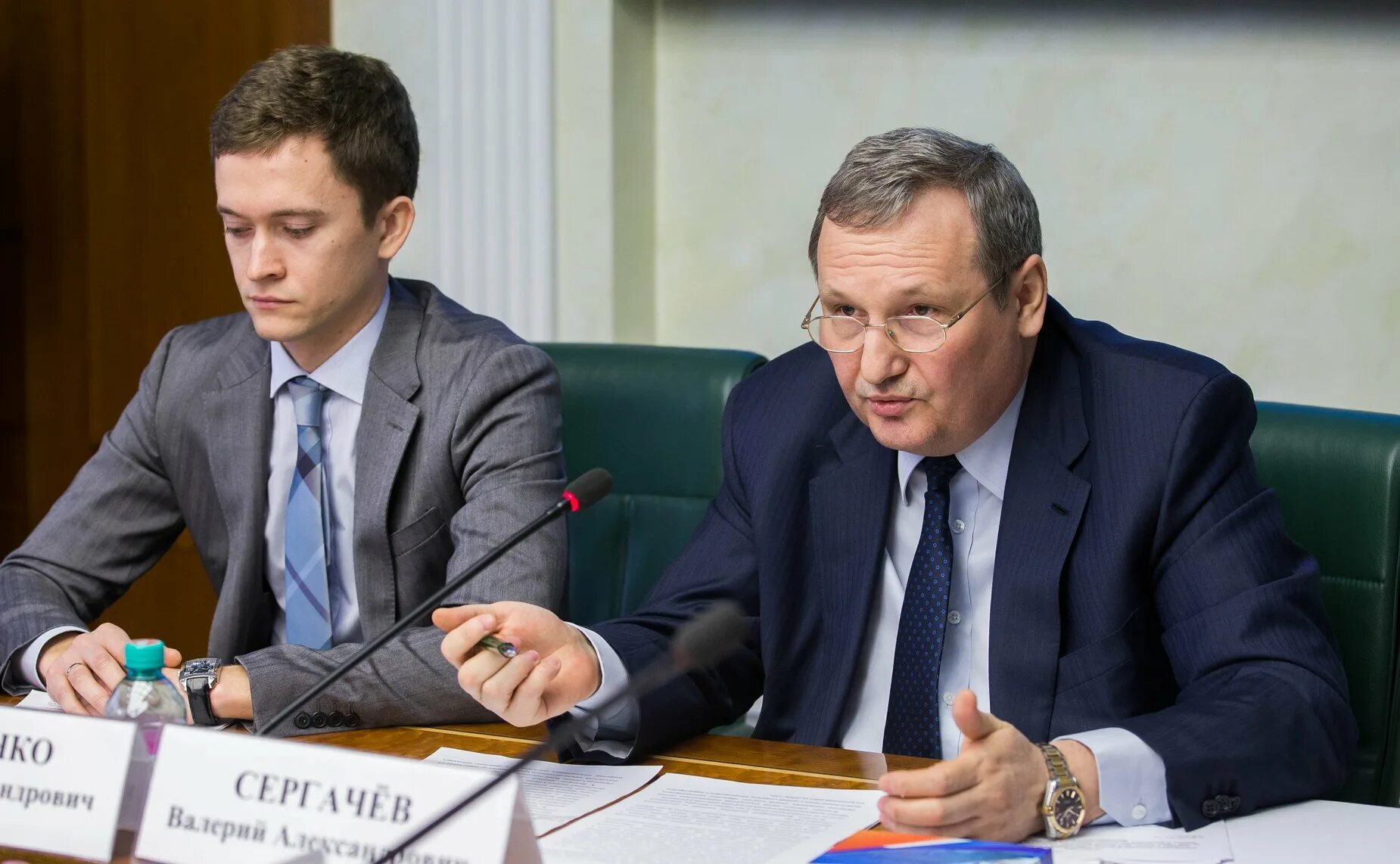 с участием представителей