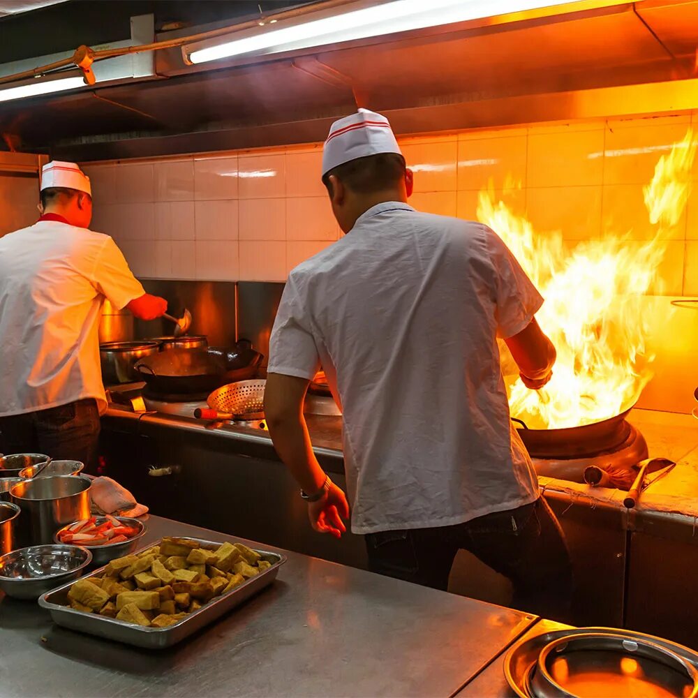 повар на кухне. старший повар горячего цеха. универсальный повар. повар в горячий цех. горячий цех.
