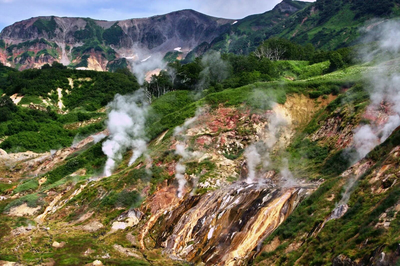 Долина гейзеров дальний восток. Долина гейзеров (полуостров камчатка). Долина гейзеров гейзер великан. Малая долина гейзеров петропавловск-камчатский. Камчатка долина гейзеров вулканы.