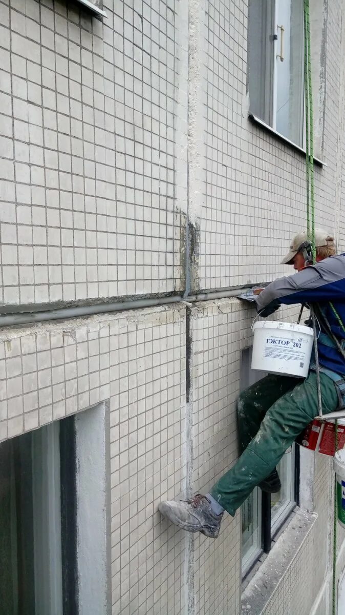 Утепление фасадов многоквартирных домов. Заделка межпанельных швов в панельных домах. Утепление фасадов многоэтажек. Утепление стен управляющей компанией. Утеплители для многоэтажек.