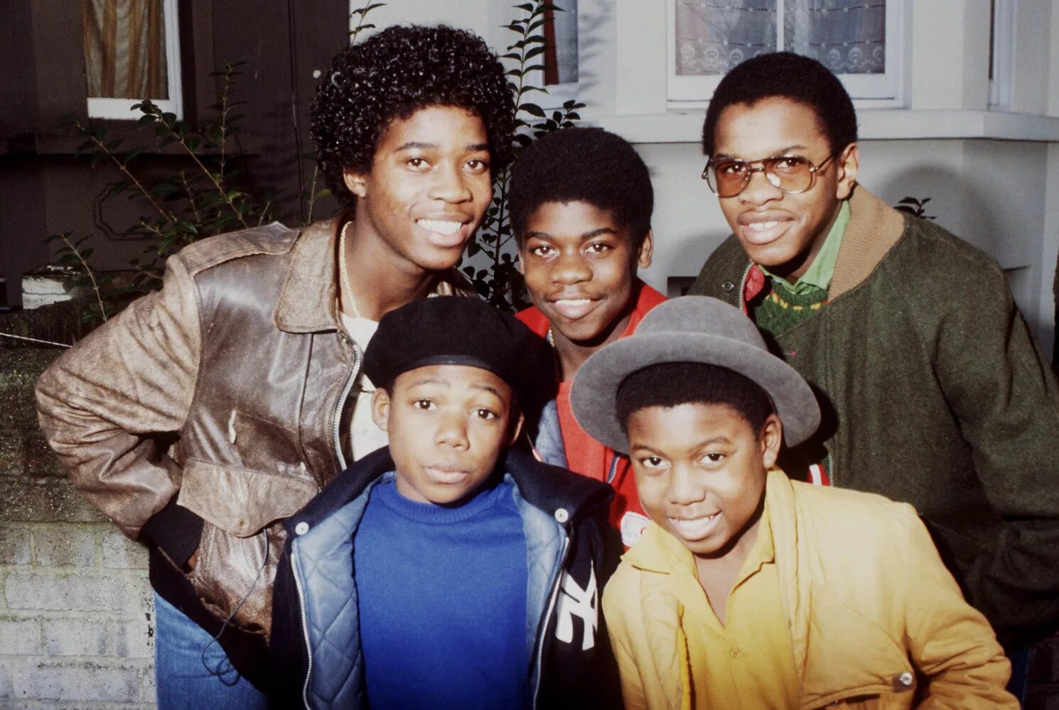 Pass the dutchie. Musical youth группа. pass the dutchie musical youth. musical youth майкл. музыкант фредерик уэйт.
