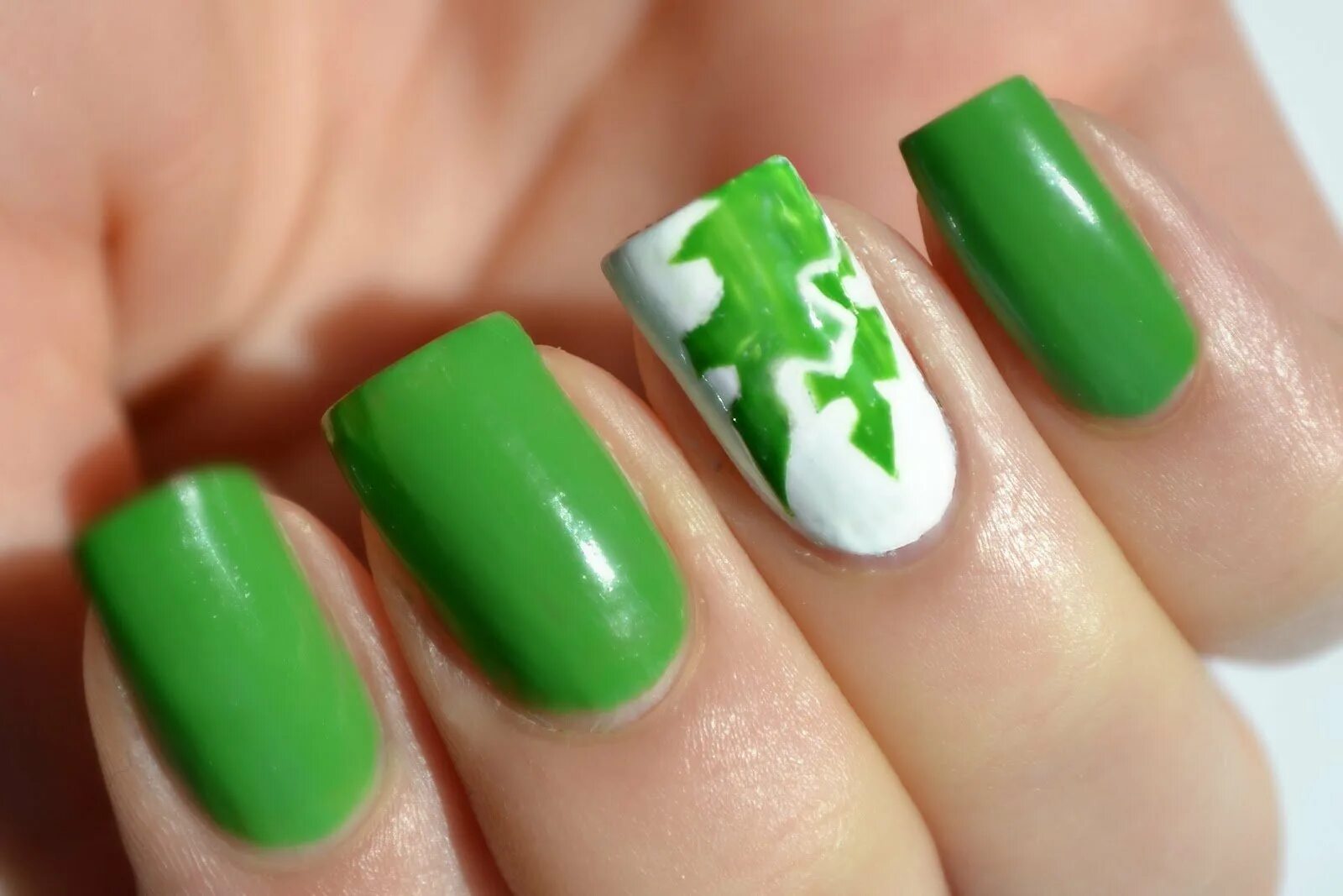 Год зеленого цвета. Ногти цвета травы. Зеленый травяной гель лак. Ногти на зеленом фоне. Лёгкие зелёные ногти.