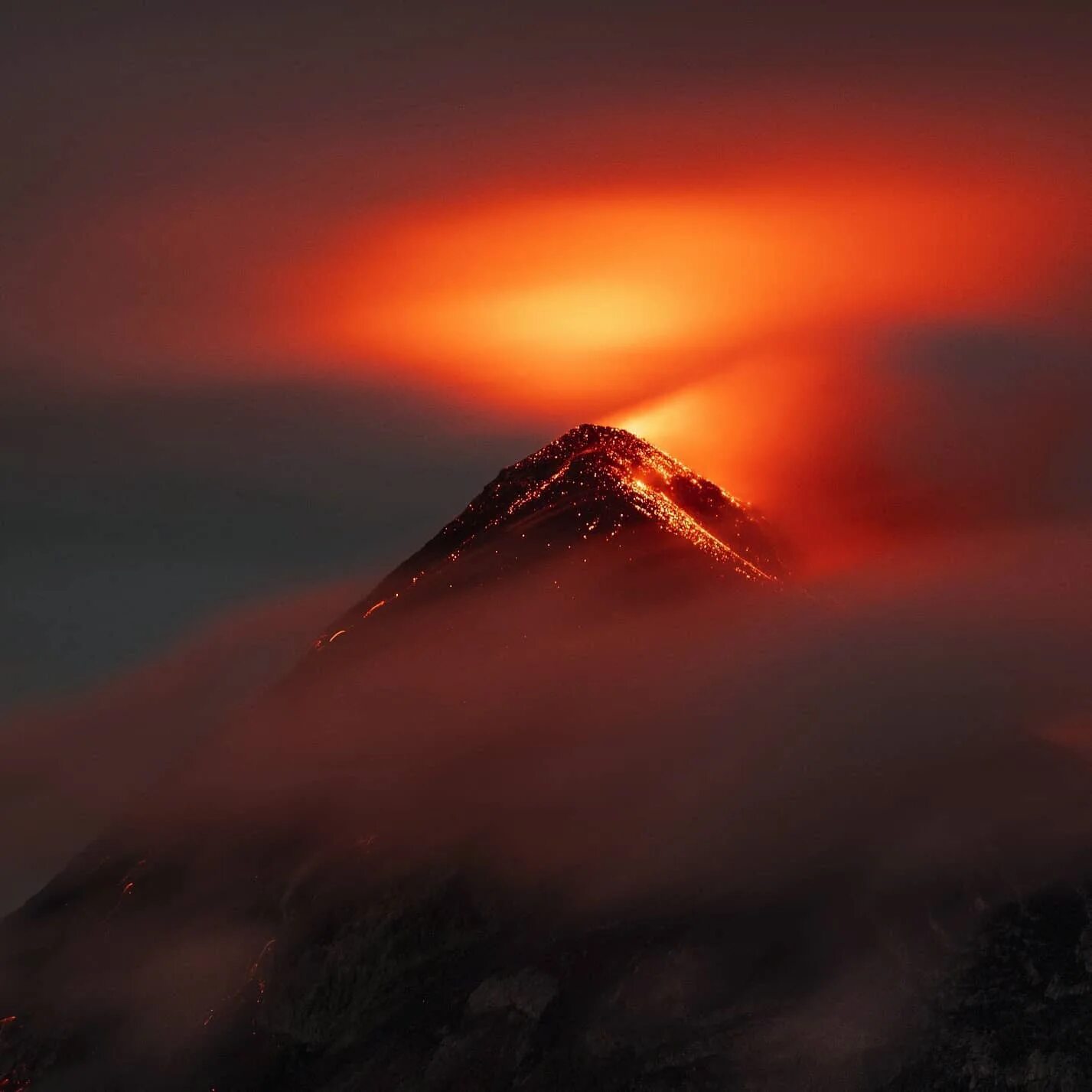 Опасные вулканы. Извержение вулкана фуэго в гватемале. Вулкан дель фуэго подводный. Вулкан фуэго. Вулкан дель фуэго подводный.