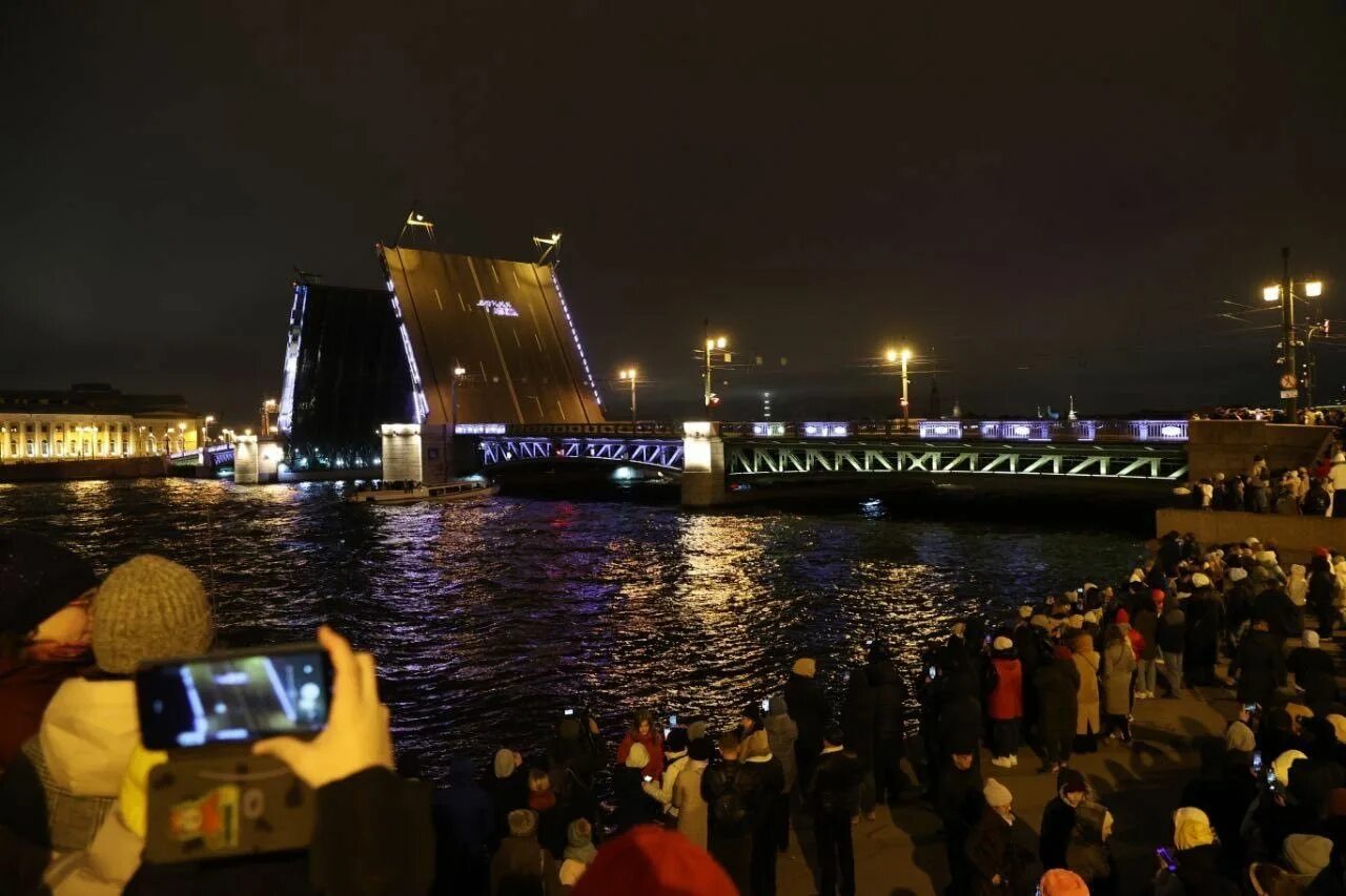Пели спб. Дворцовый мост в Санкт-Петербурге. Дворцовый мост 4 ноября 2022. Дворцовый мост ночью в Санкт-Петербурге. Разводные мосты.