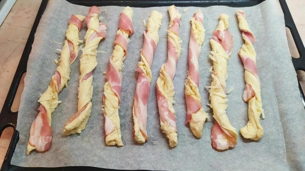 Слойки с беконом и яйцом. Канапе из бекона. Бекон. Слоеные палочки с беконом. Бекон в тесте.
