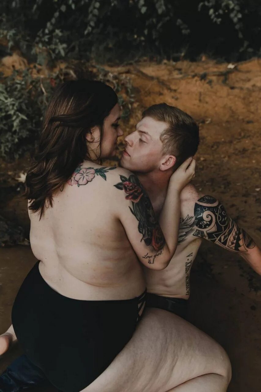 Полненькая девушка с парнем. Обнимашки парень с девушкой. Пухленькая любовь. Аманда дорама 2020. Полненькая девушка с парнем.