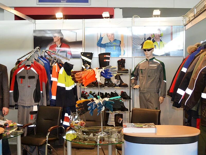 Магазины со спецодеждой. Спецодежда. Рабочая одежда магазин сокол. Торговый зал спецодежда. Магазин спецодежды.