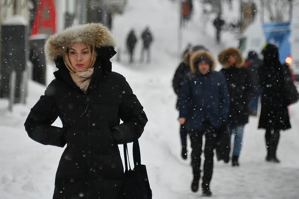 Сильный мороз в москве. Холод в Москве. Аномальные холода в России. Сильный снегопад на людей.