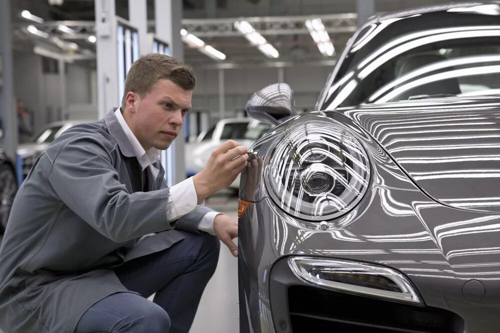 Роботизированные производства. Красивый автосервис. Производственные машины. Гранта на конвейере. Качество автомобиля.