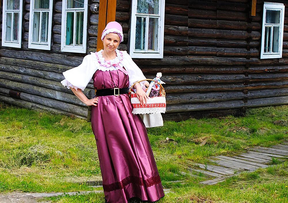 Молодая женщина на селе. Поморский костюм женский. Деревенское платье. Деревенская одежда. Сельский наряд.