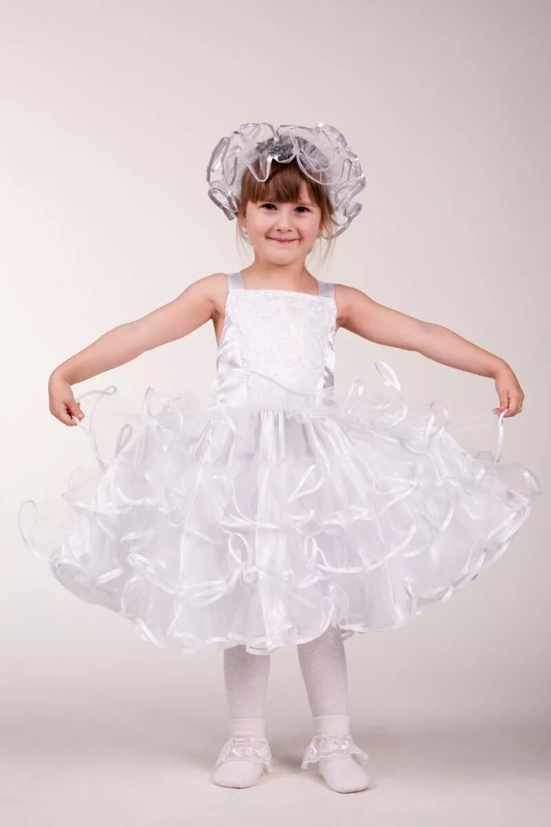 костюм снежинки для девочки. платье снежинки 3 года. украсить платье снежинки. платье для девочки на новогодний утренник. детское платье снежинка на новый год.