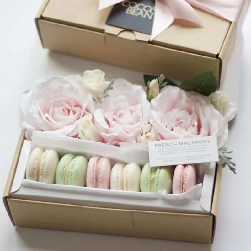 Подарок в розовой упаковке. Подарок розовый. Красивая подарочная коробка. Новогодние подарки эстетика. Подарочная упаковка.