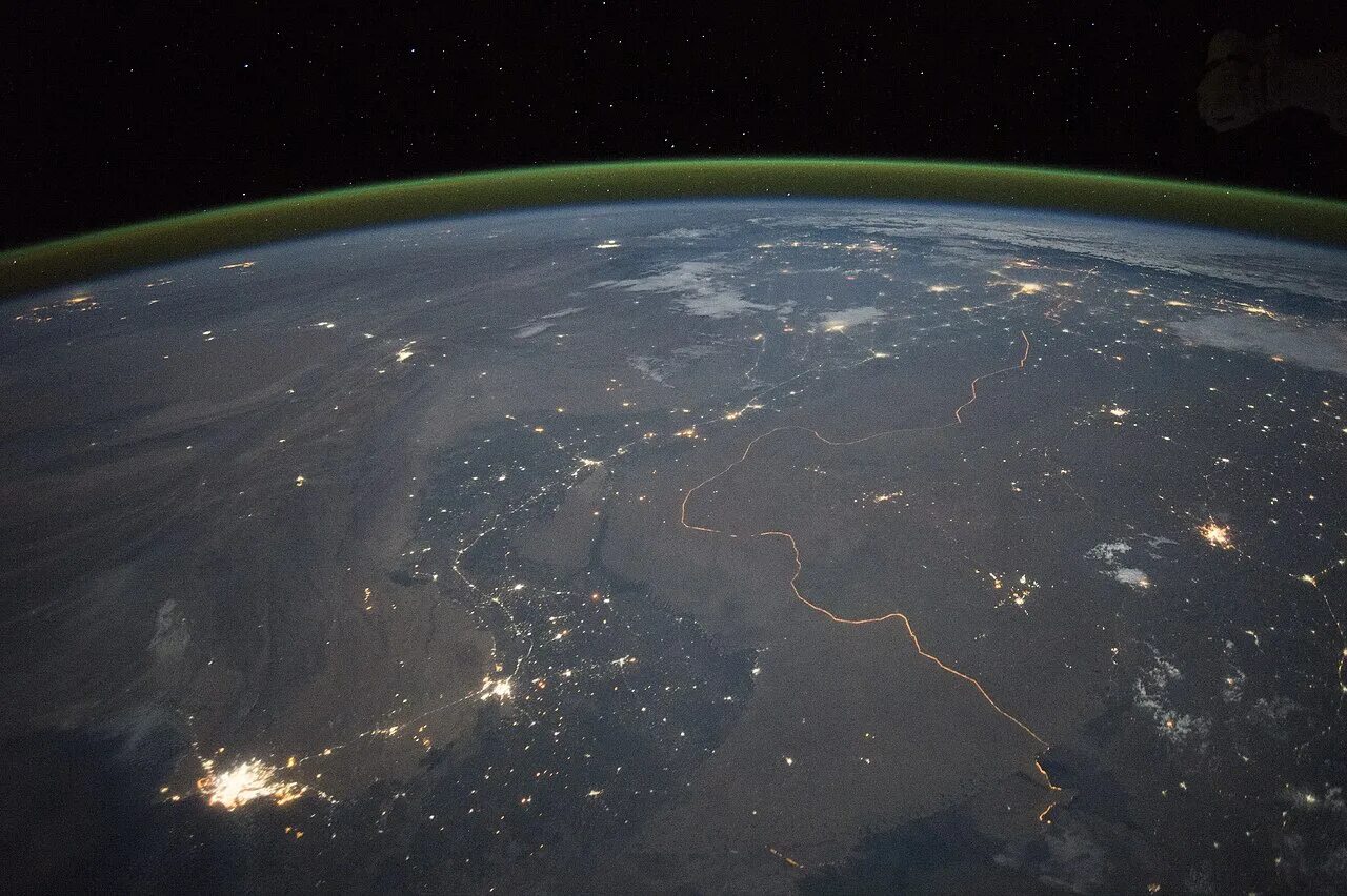 Границы в реальном времени. Граница Индии и Пакистана из космоса. Великая китайская стена вид с космоса. Великая китайская стена снимок из космоса. Великая китайская стена с космоса фото.