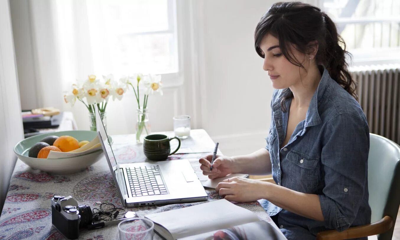 Девушка писатель. Девушка записывает. Девушка с печатной машинкой. Писатель за работой девушка. Писательница.