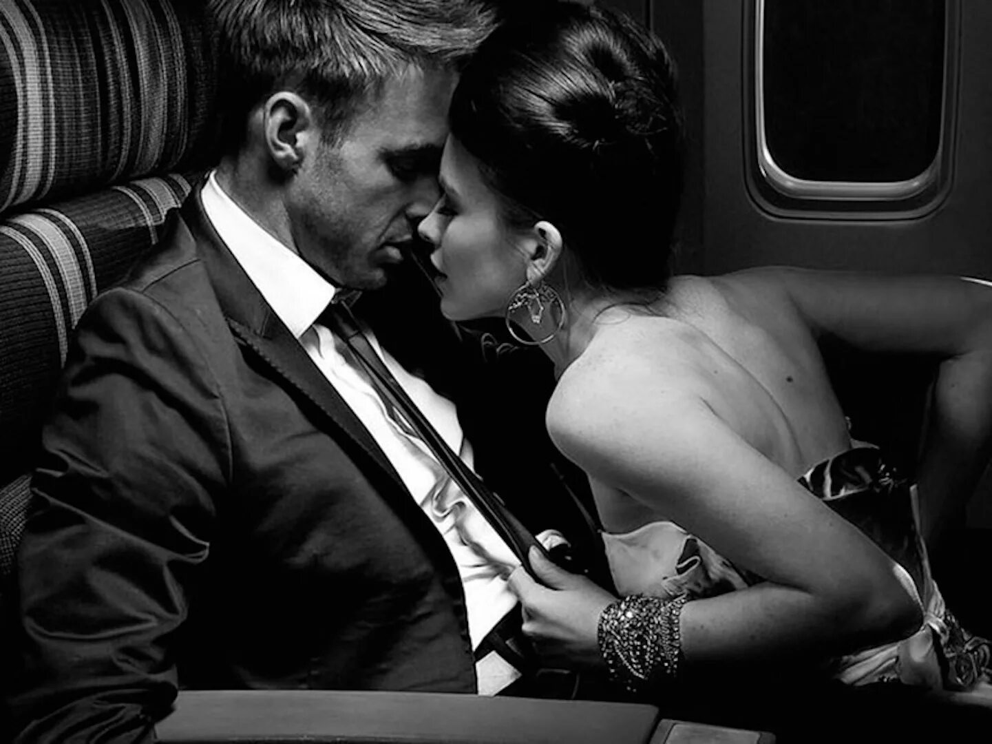 целует в шею. изменить человека. ласки нежности. поцелуй в шею. безразличная девушка.