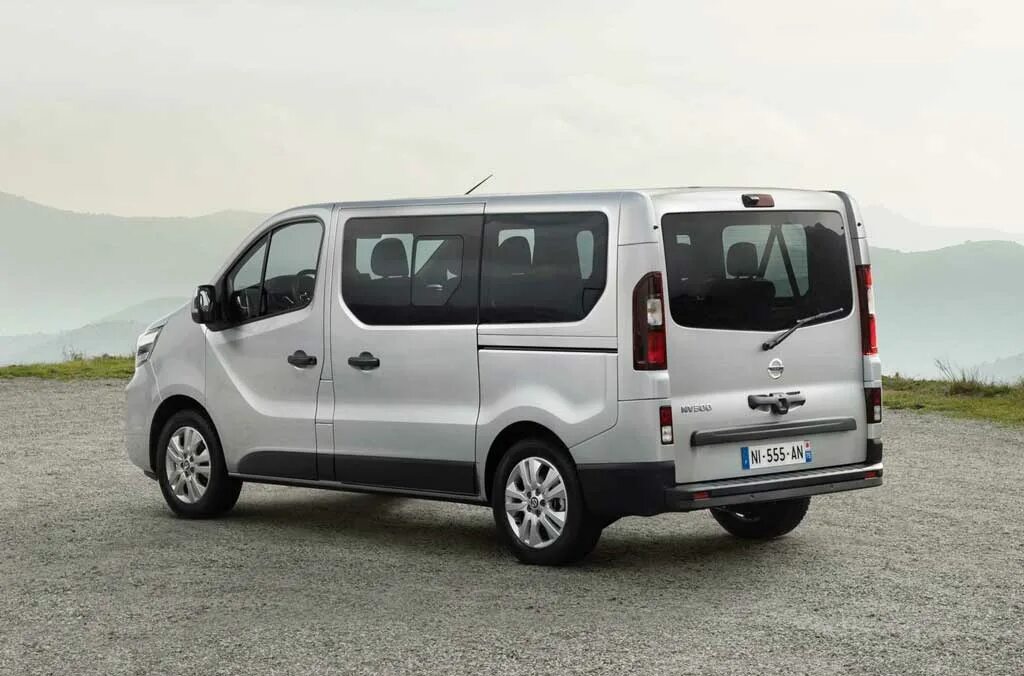 Трафик 2018 год. Nissan nv300 2021. Микроавтобус Ниссан nv300. Nissan nv300 2022. Nissan nv300 2020.