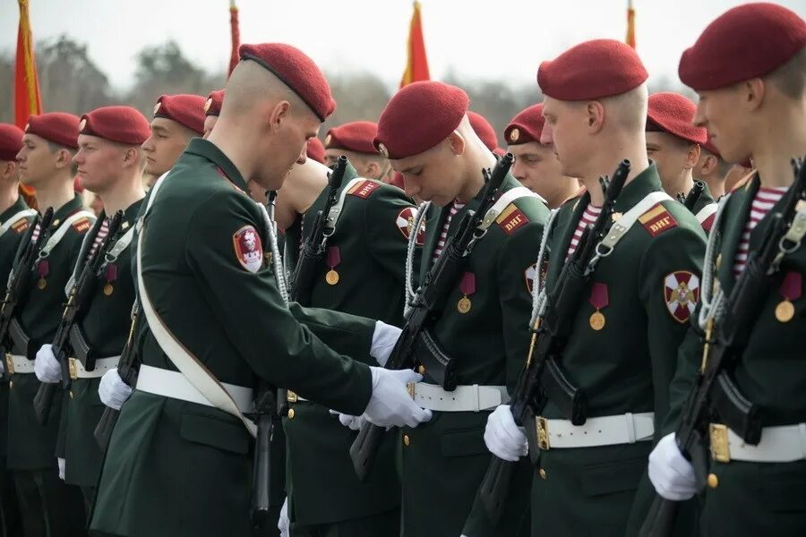 Парадная форма внг рф. Парадная форма гвардии. Парадная форма спецназа вв мвд рф. Национальная гвардия россии краповые береты. Живаев одон.