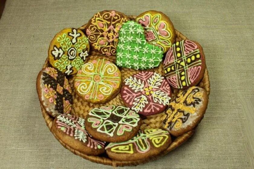 Декор пасхальных пряников. Пряник расписной гжелью. Пряник гнездо. Пряничные шкатулки к пасхе. Пряники на тарелке.
