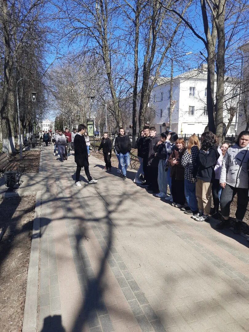 беженцы на вокзале. люди на вокзале. эвакуация. эвакуация в дождь. эвакуация 2022.