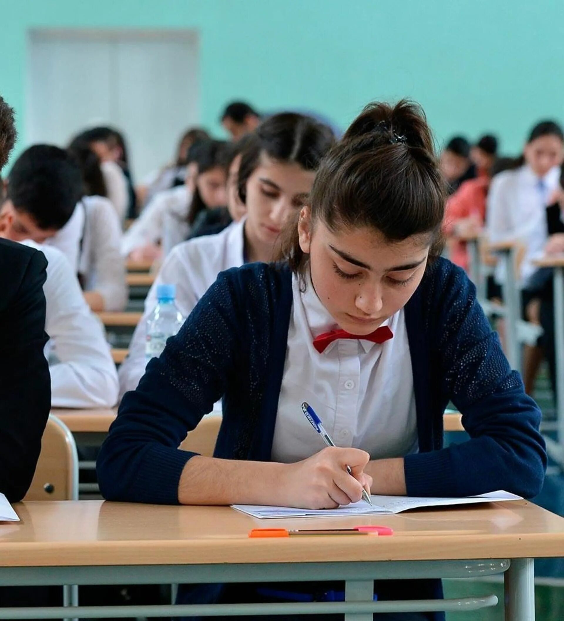 Uzb maktab. Школьники в школе. Школа Узбекистан. Старшеклассники в школе. Экзамены в школе.