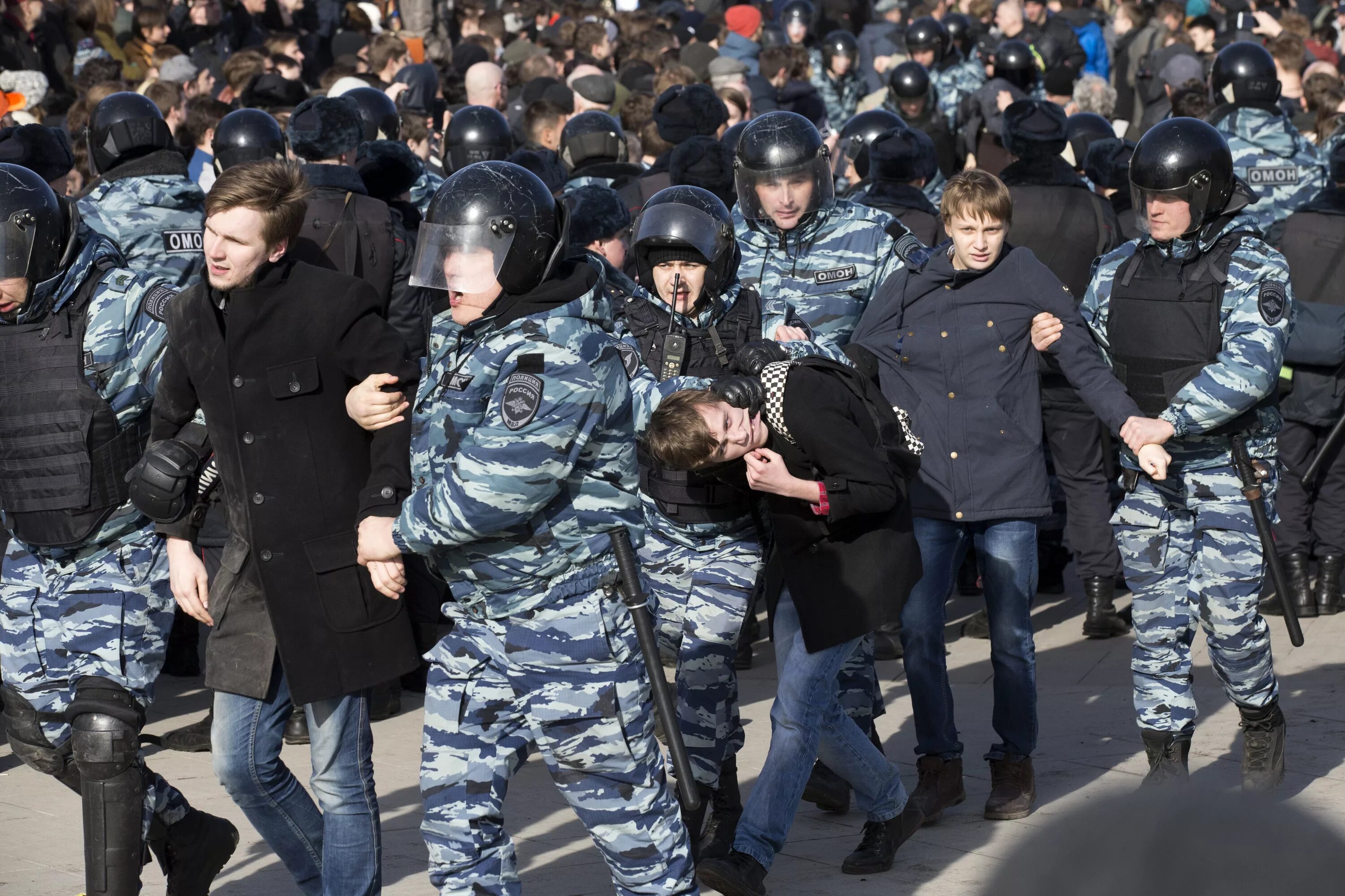 Толпа омоновцев. Толпа ОМОНА.