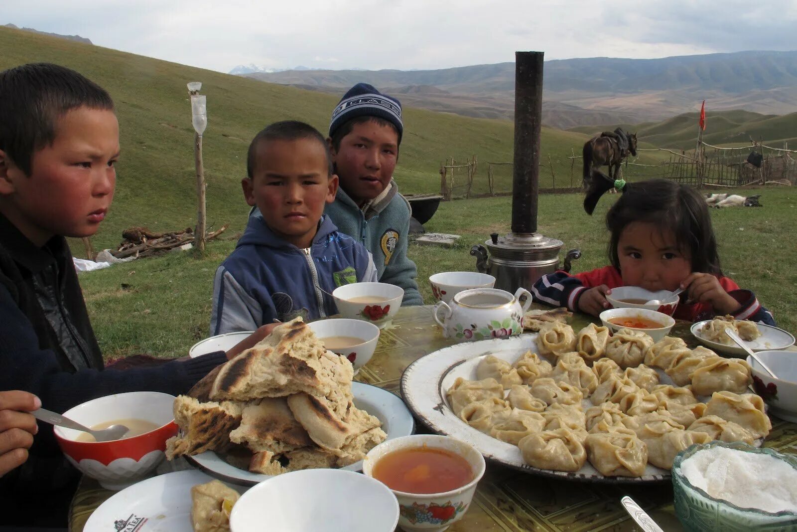 Казах читы. Воспитание детей у казахов. Казахское воспитание. Что едят казахи. Шала-казахи.