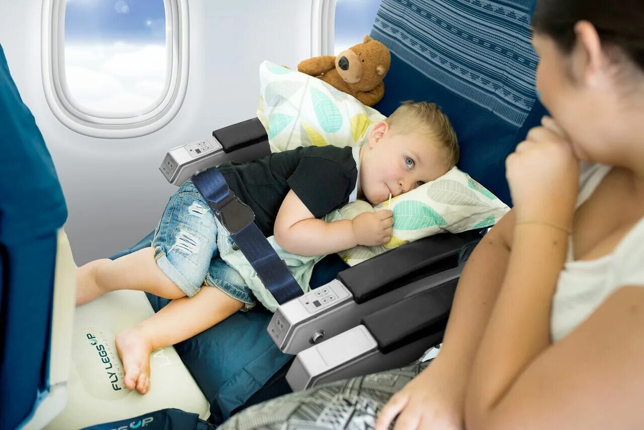 Перелет без сопровождения. Гамак в самолет для ребенка. Гамак для самолета для малыша. Кресло для авиаперелетов детям. Намак для ребенка в самолет.