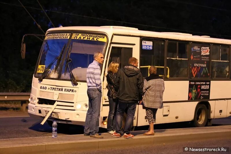 Маршрутка 827 маршрут остановки. Маршрутка 827. 827 автобус спб. 827 маршрутка спб. маршрутка 827 сестрорецк гражданский проспект.