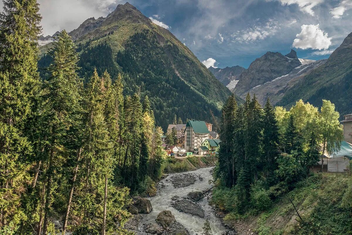 Домбай фото. Карачаево-Черкесская Домбай. Поселок Домбай Карачаево Черкесская Республика. Кавказ Карачаево Черкесия Домбай. Карачаево Черкессия Домбай.