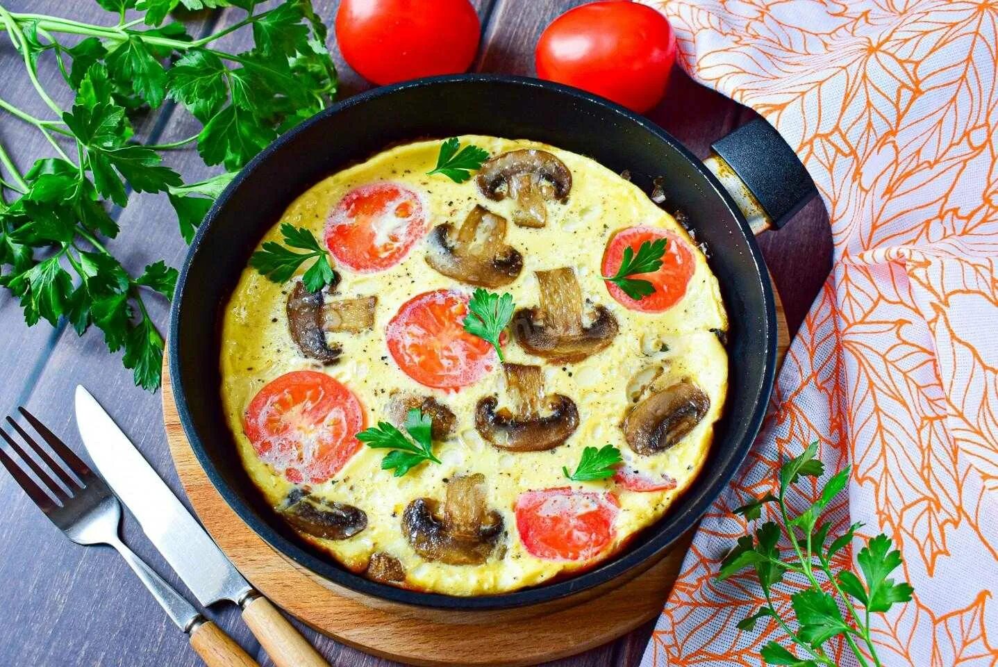 Яичница с сыром на сковороде и помидорами. Омлет с грибами и помидорами. яичница с шампиньонами. яичница с грибами и помидорами. омлет с грибами и сыром.