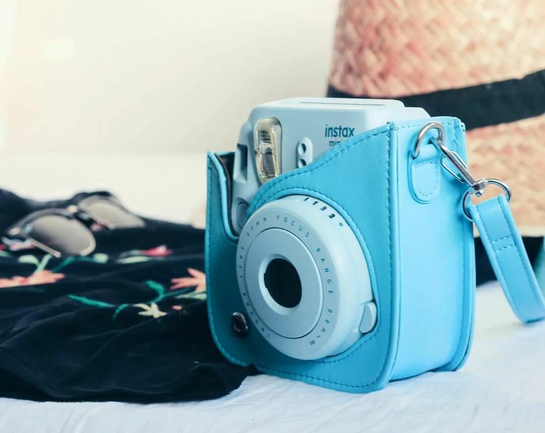 Instax обзор. Polaroid fujifilm instax mini 8. инстакс 360. девушка с instax. инстакс качество фото.