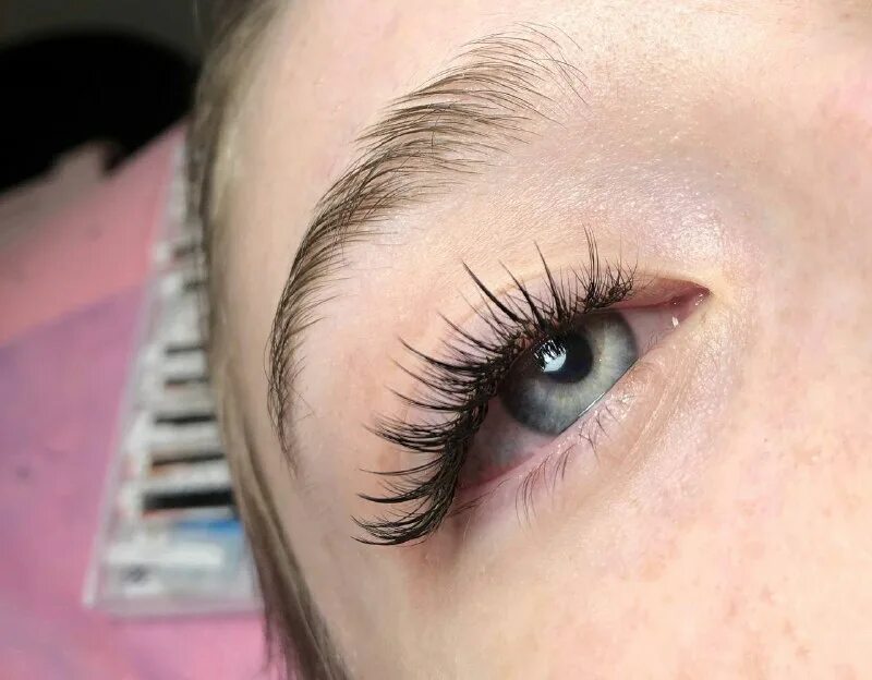 ресницы 2д лисий. ресницы нарощенные 2023 модные тенденции. нарощенные ресницы с белыми пучками. ресницы для наращивания. садовая 22а курчатов наращивание ресниц.