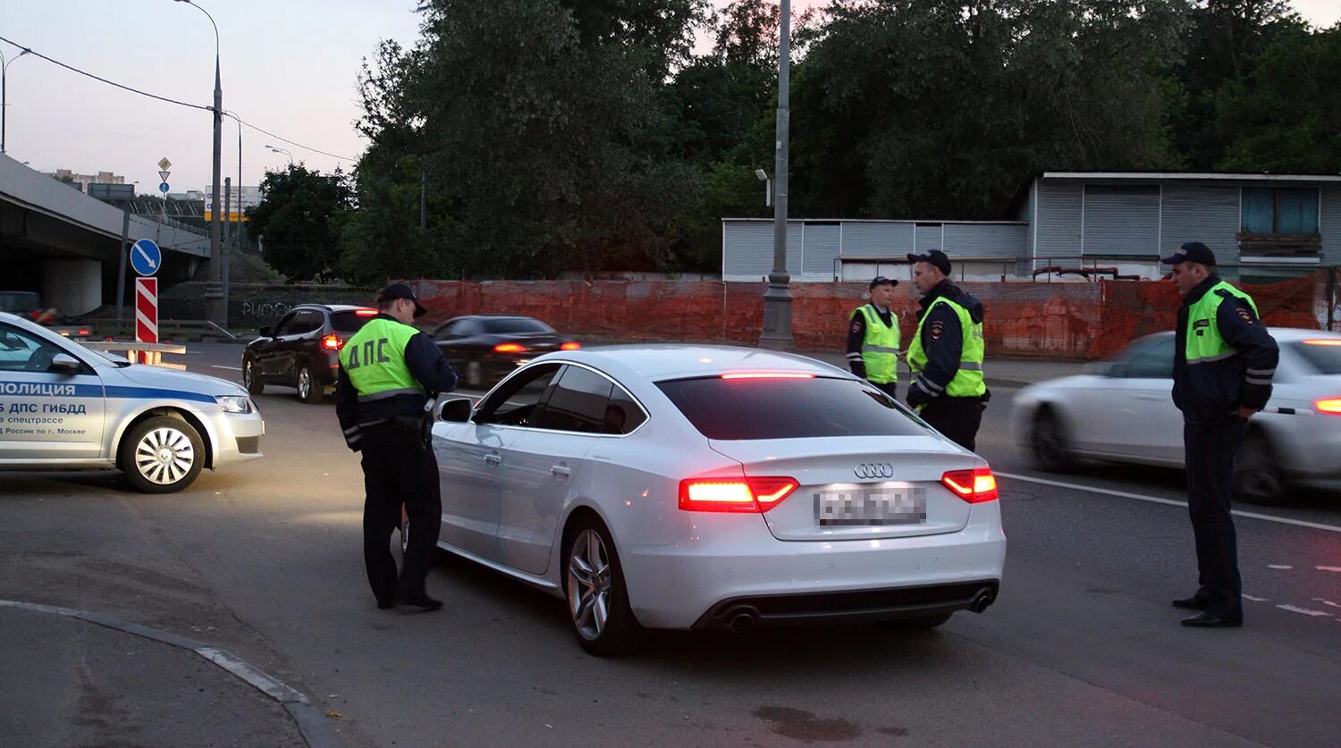 ДПС России. Досмотр машины. ДПС досмотр авто. Полиция досмотр автомобиля.