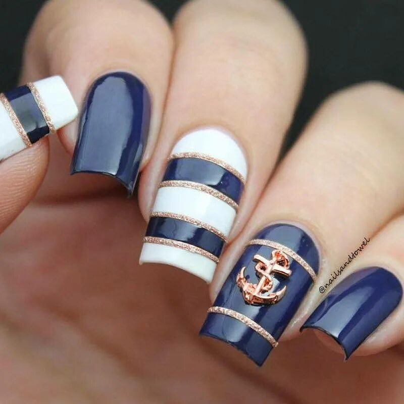 Морской дизайн ногтей. Ногти морская тематика. Ногти с полосками. Ногти в морском стиле.