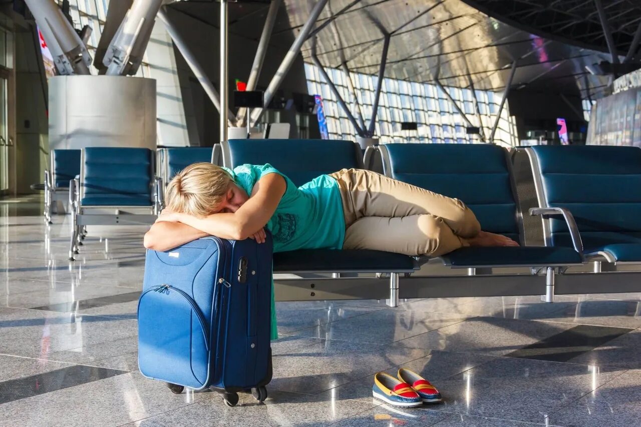 Ожидающий пассажир. Люди спят в аэропорту. Ожидание в аэропорту. Переночевать в аэропорту.