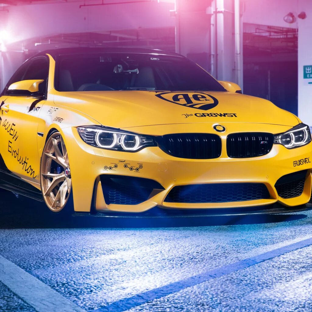 Включи желтую машину. BMW m4 f82. BMW m3 айфон. BMW m4 Design. Желтая машина БМВ.