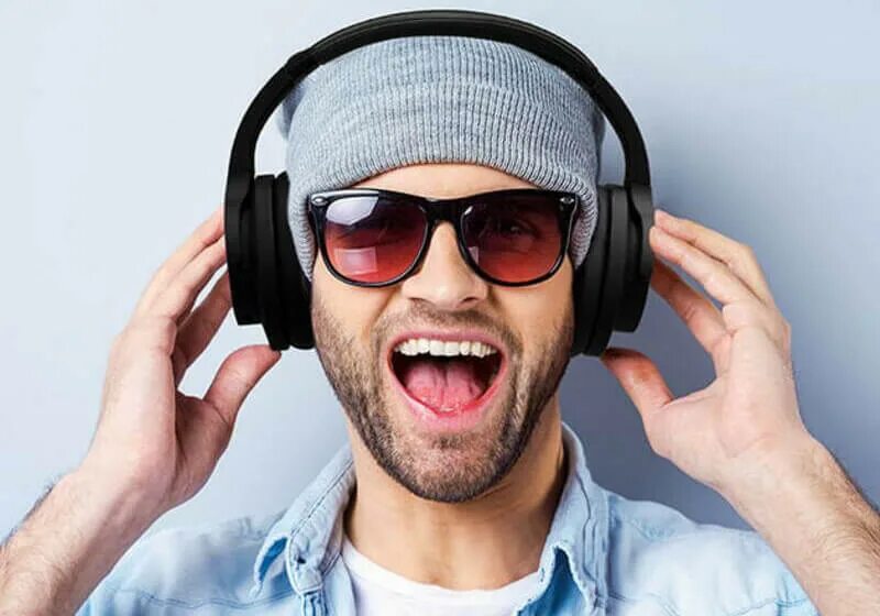 Beats studio 3 wireless на голове. Человек в наушниках. Любители слушать музыку. Человек слушает музыку фото. Наушники на человеке.