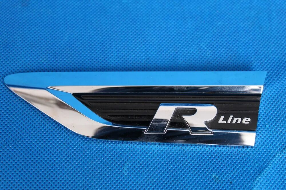 Шильдик r line. Шильдик r line тигуан 2. volkswagen tiguan r line эмблемы. шильдик r line tiguan 2 на крыло. логотип r line volkswagen.