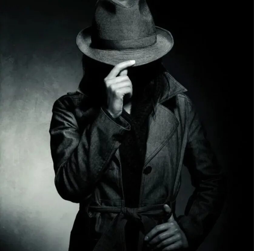 Мужчина в черном плаще. «Человек в черной шляпе» Джона Беттса. Таинственный человек. Мужчина в плаще и шляпе. Таинственный человек в шляпе.