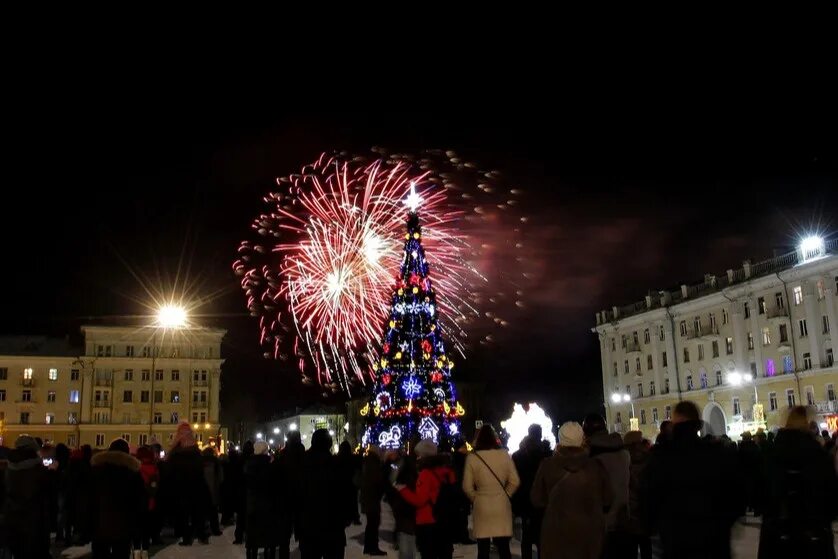 москва кремль салют. красная площадь москва 2022. бесконечный фейерверк. ярославль елка новогодняя ночь салют. салют на нг 2024.